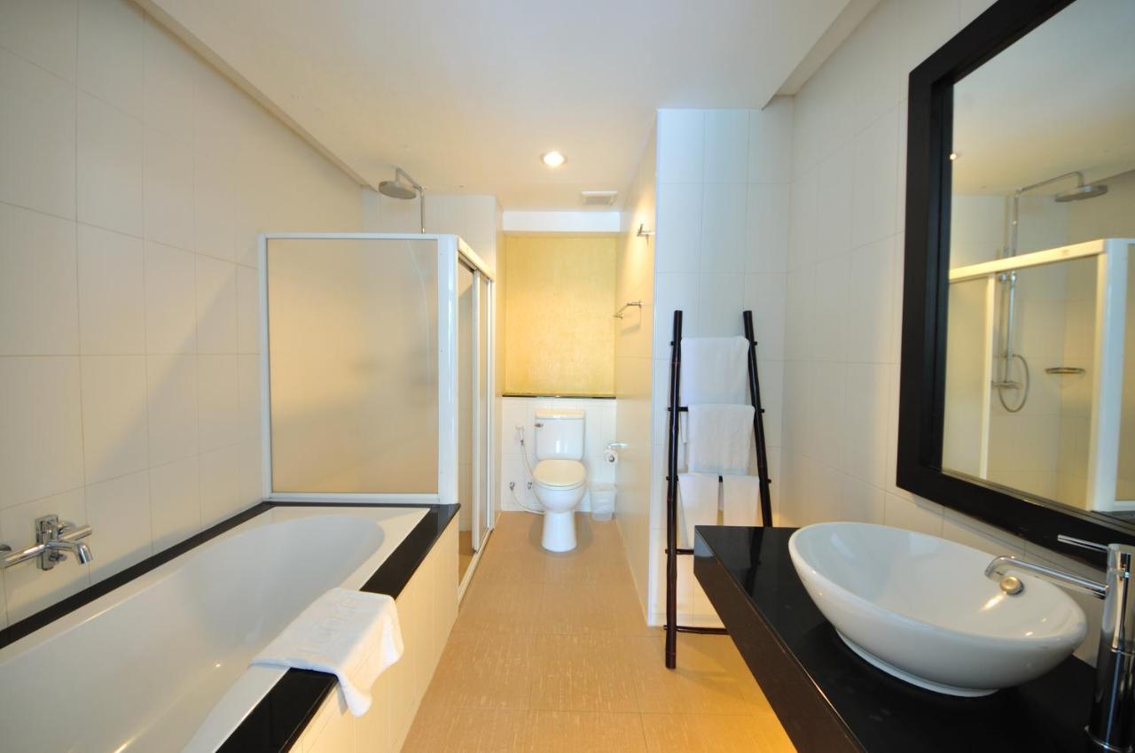 Deluxe Double or Twin Room Pool View
