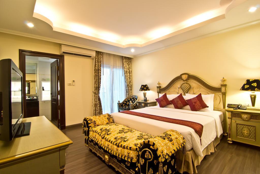 Special Offer - Versace Suite