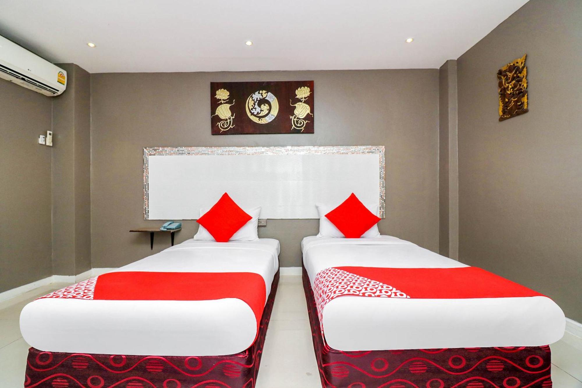 Zweibettzimmer mit Poolblick