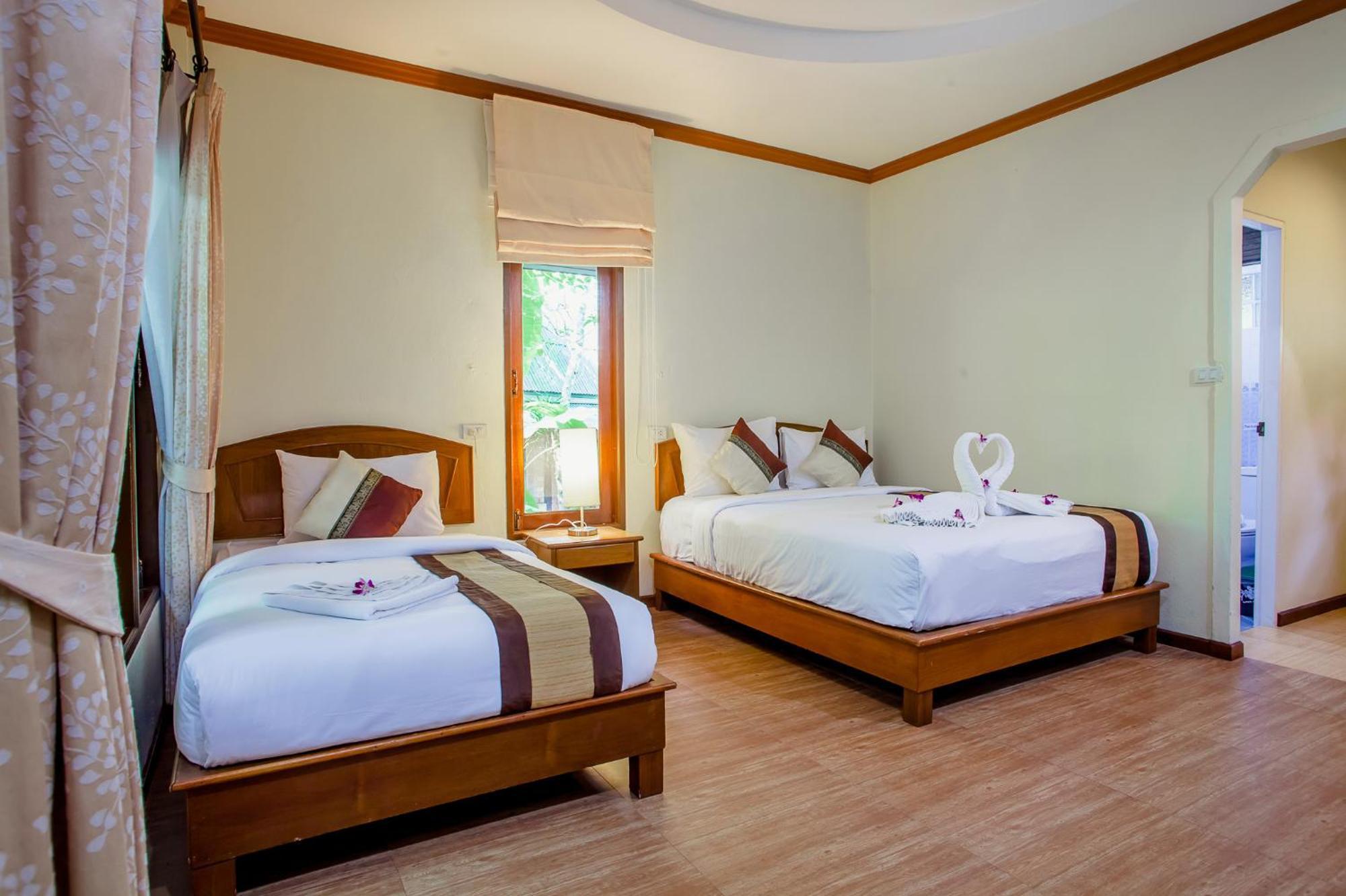 Dreibettzimmer mit Gartenblick