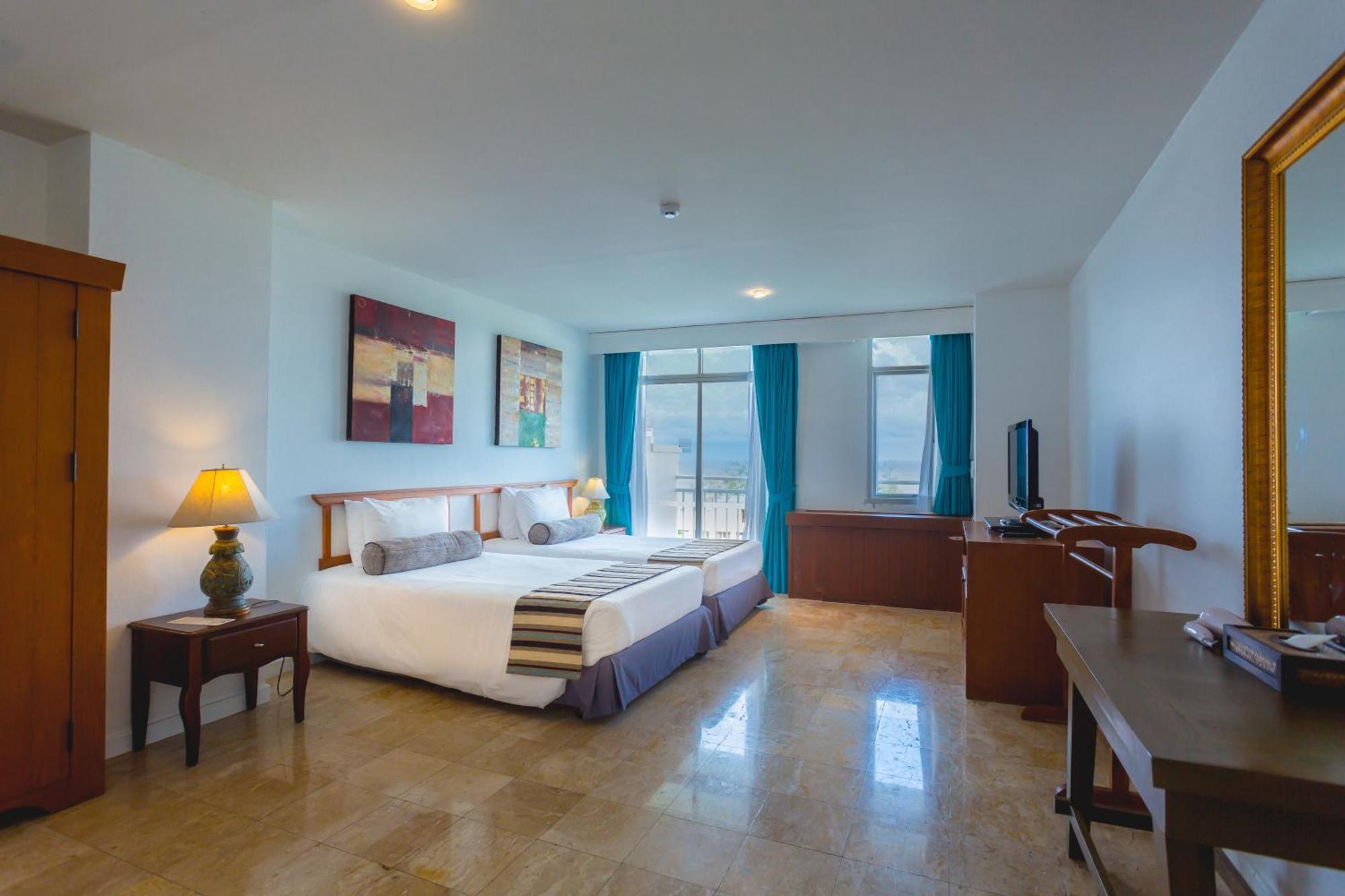 One-Bedroom Suite Sea View