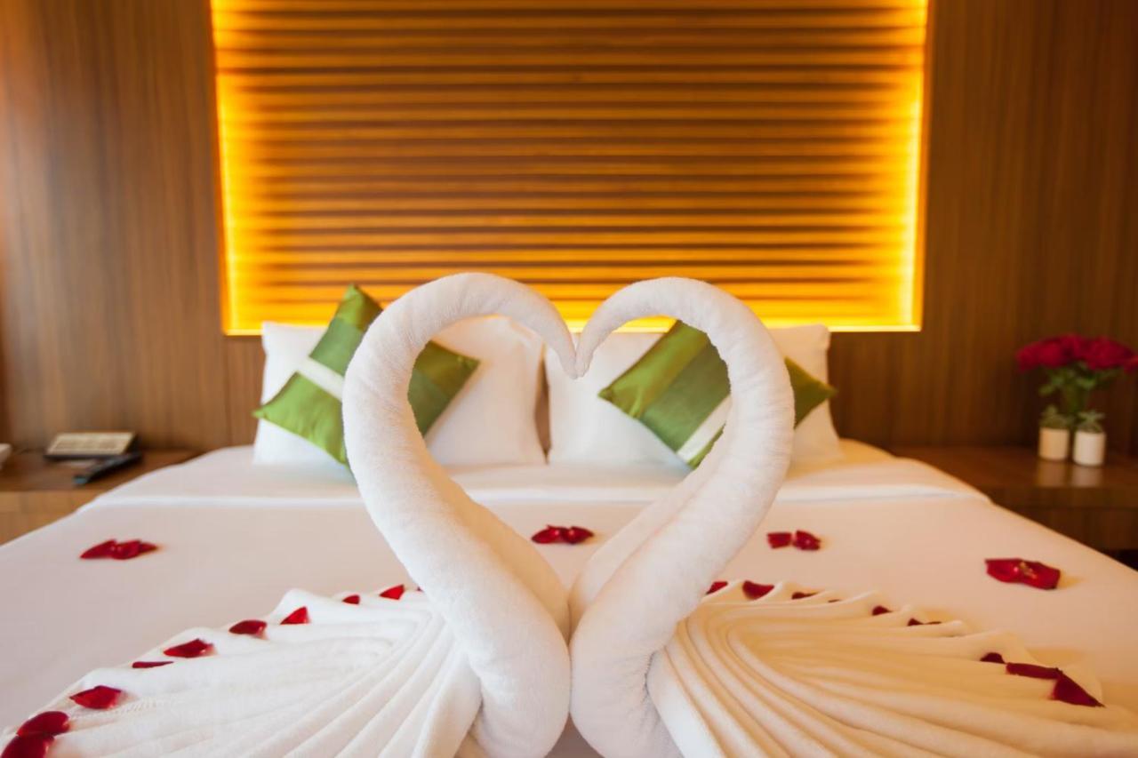 Honeymoon Suite,1549558897:JPEG
