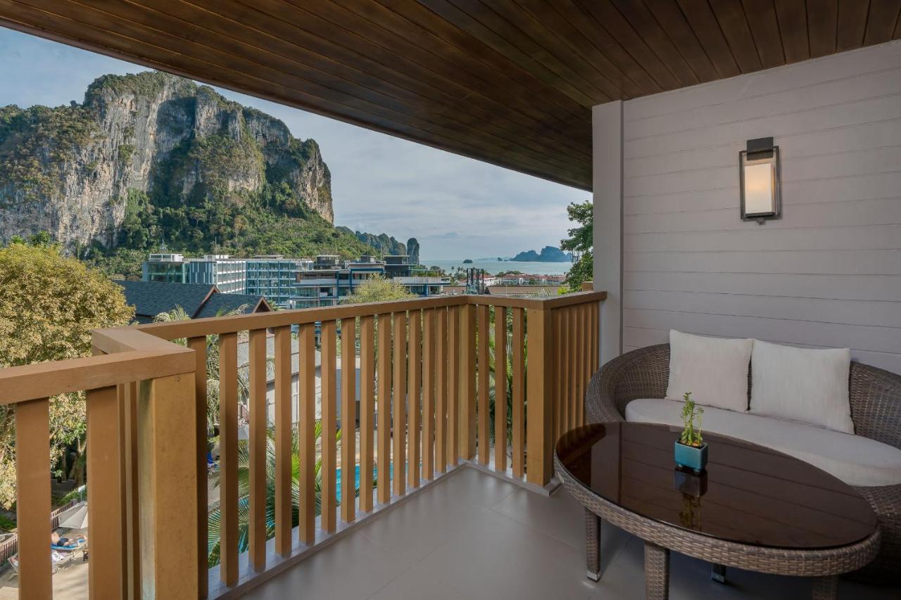 Premium Zweibettzimmer mit Balkon und Poolblick