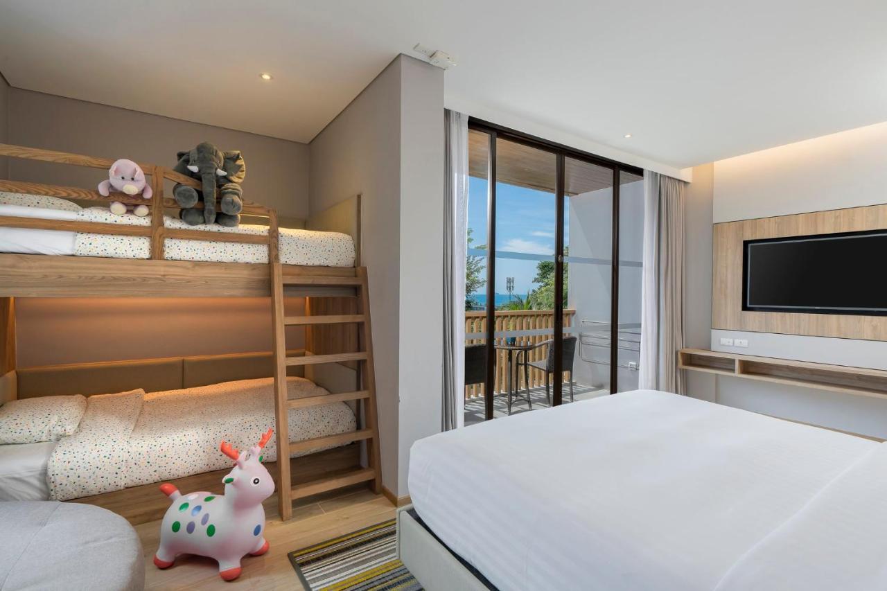 Familienzimmer mit Balkon und Meerblick, einem Kingsize-Bett und einem Etagenbett