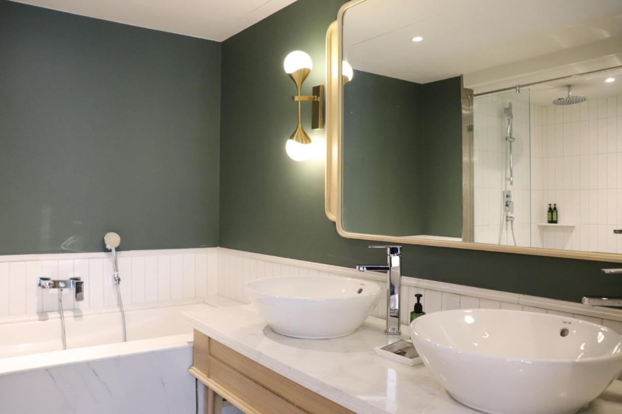 Suite Quarter mit 1 Schlafzimmer, Kingsize-Bett und Flussblick