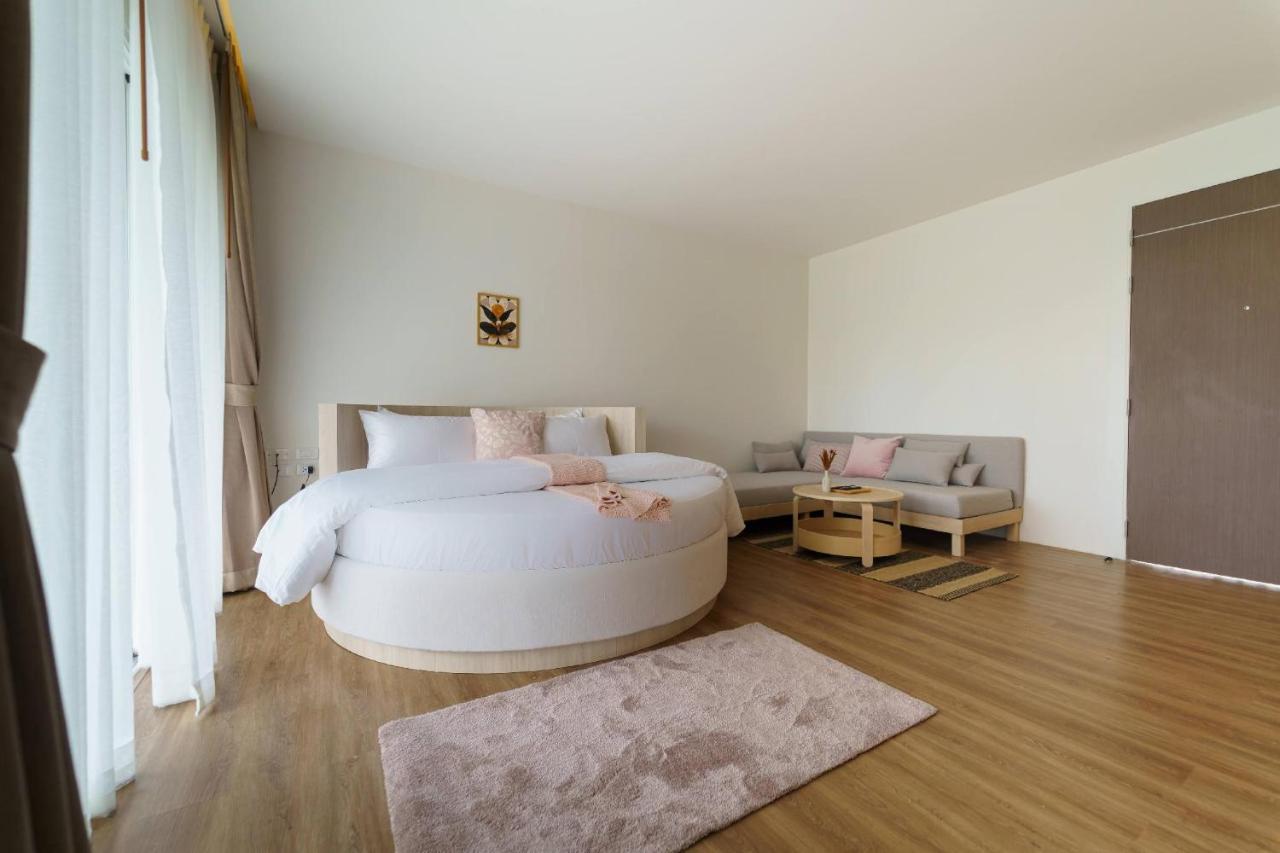 Deluxe Honeymooner Room with Bathtub