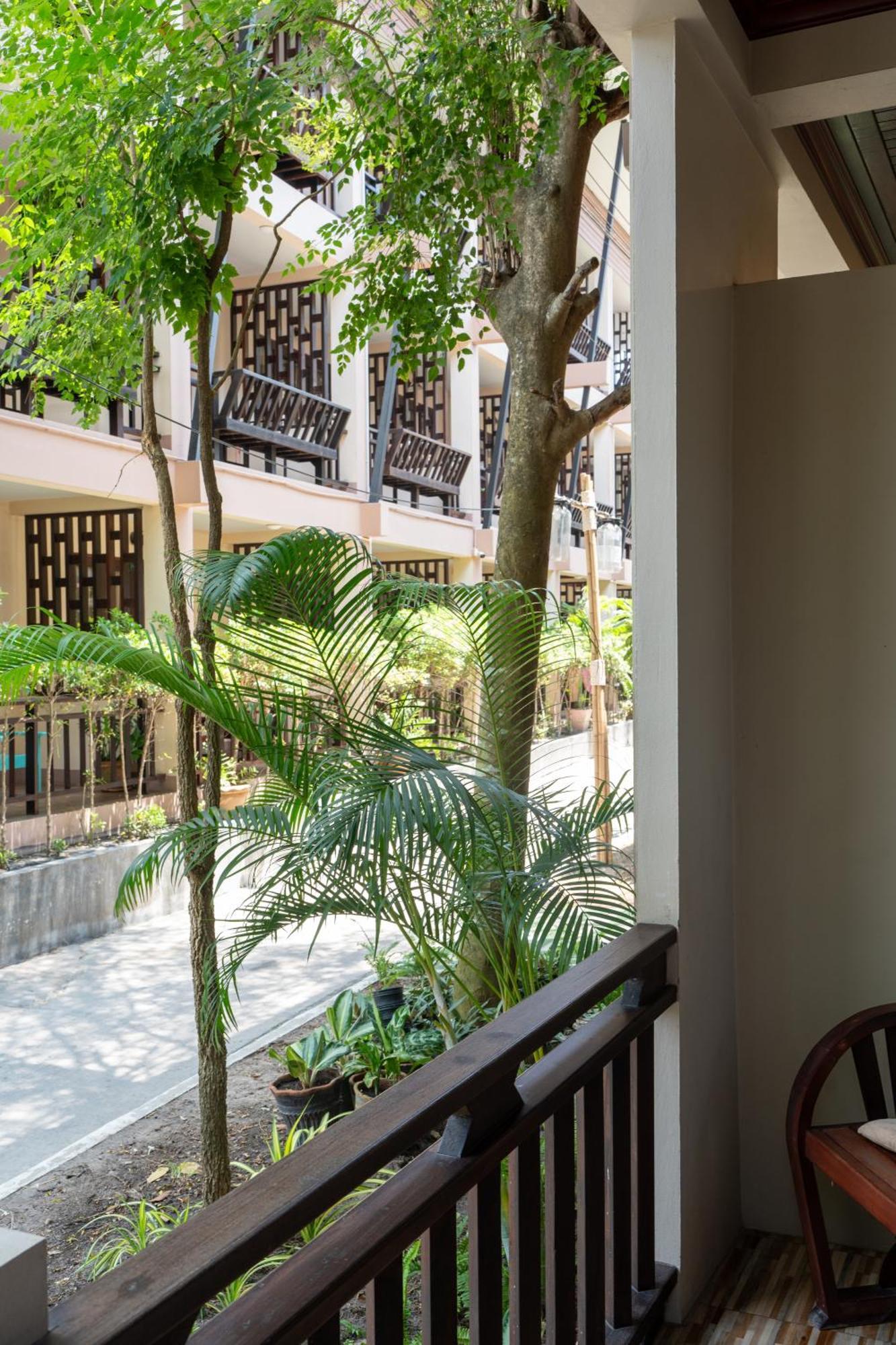 Premium Twin Room Street Side Building