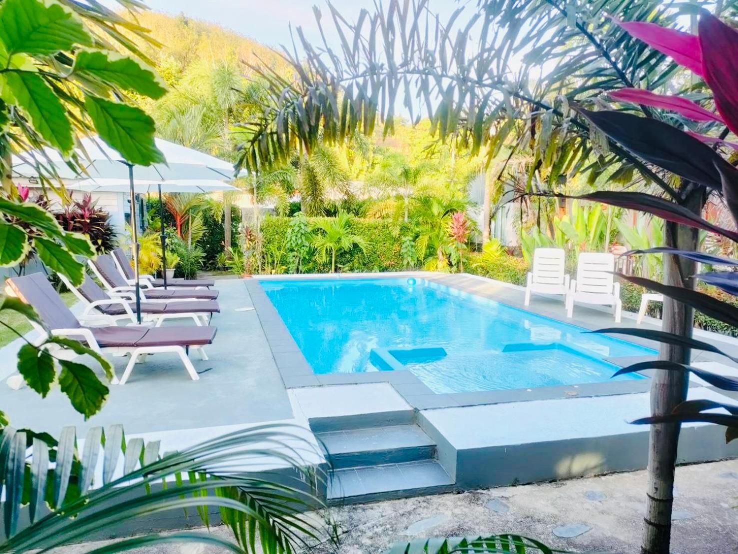 Superiro Pool View