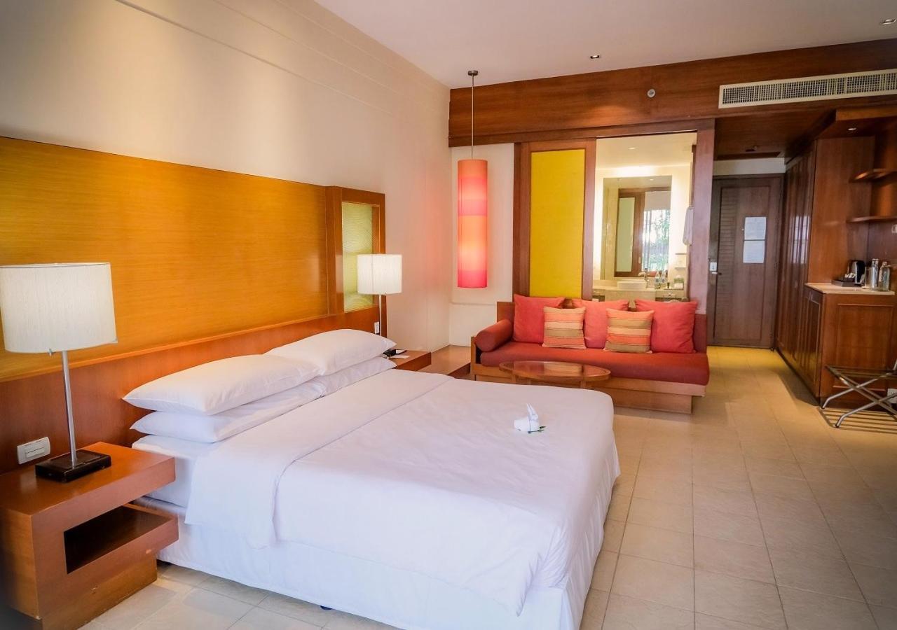 Lagoon Access Suite, 1 Bedroom Suite, 1 King, Poolside view