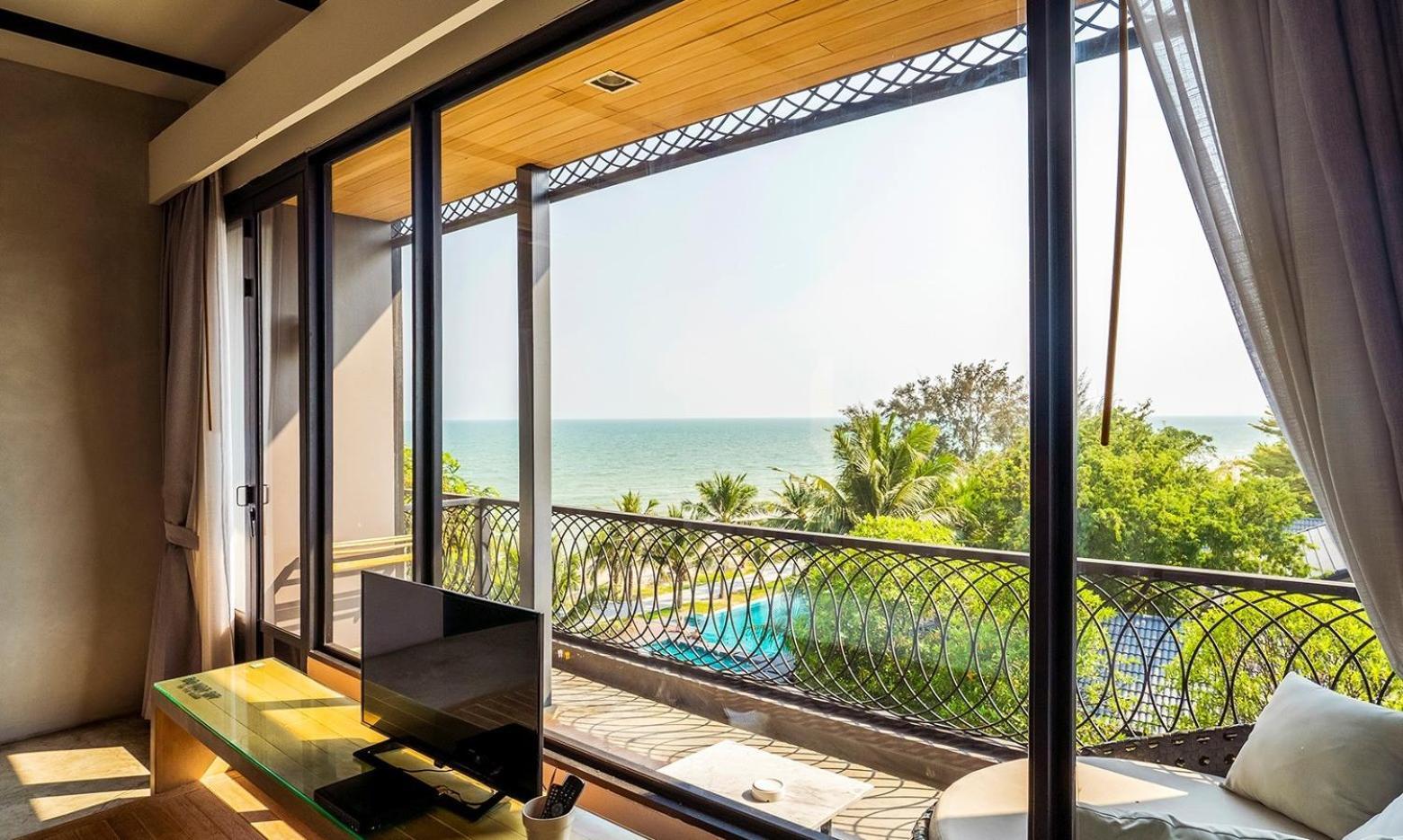 Suite Pool View