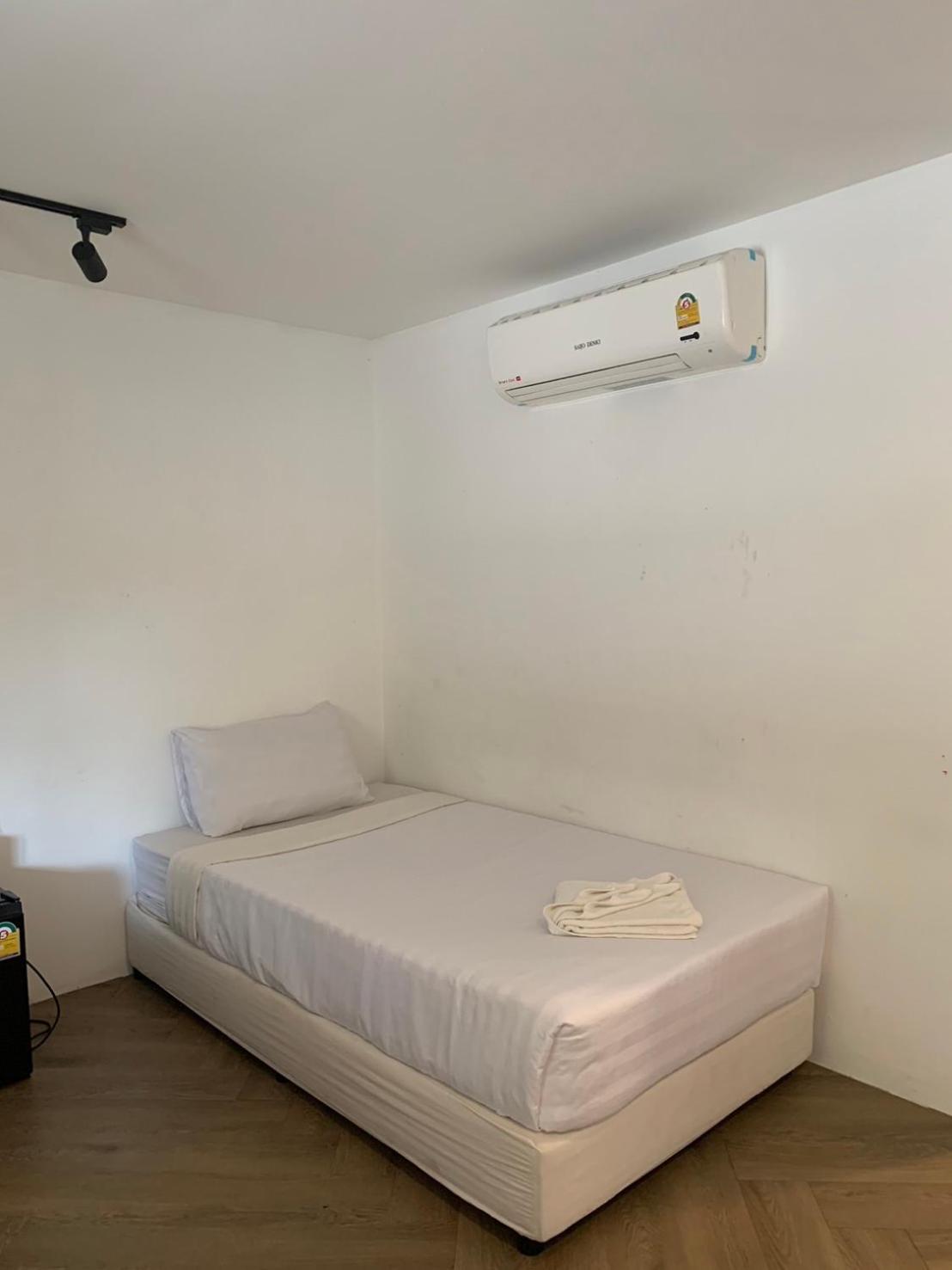 Estudio con balcón