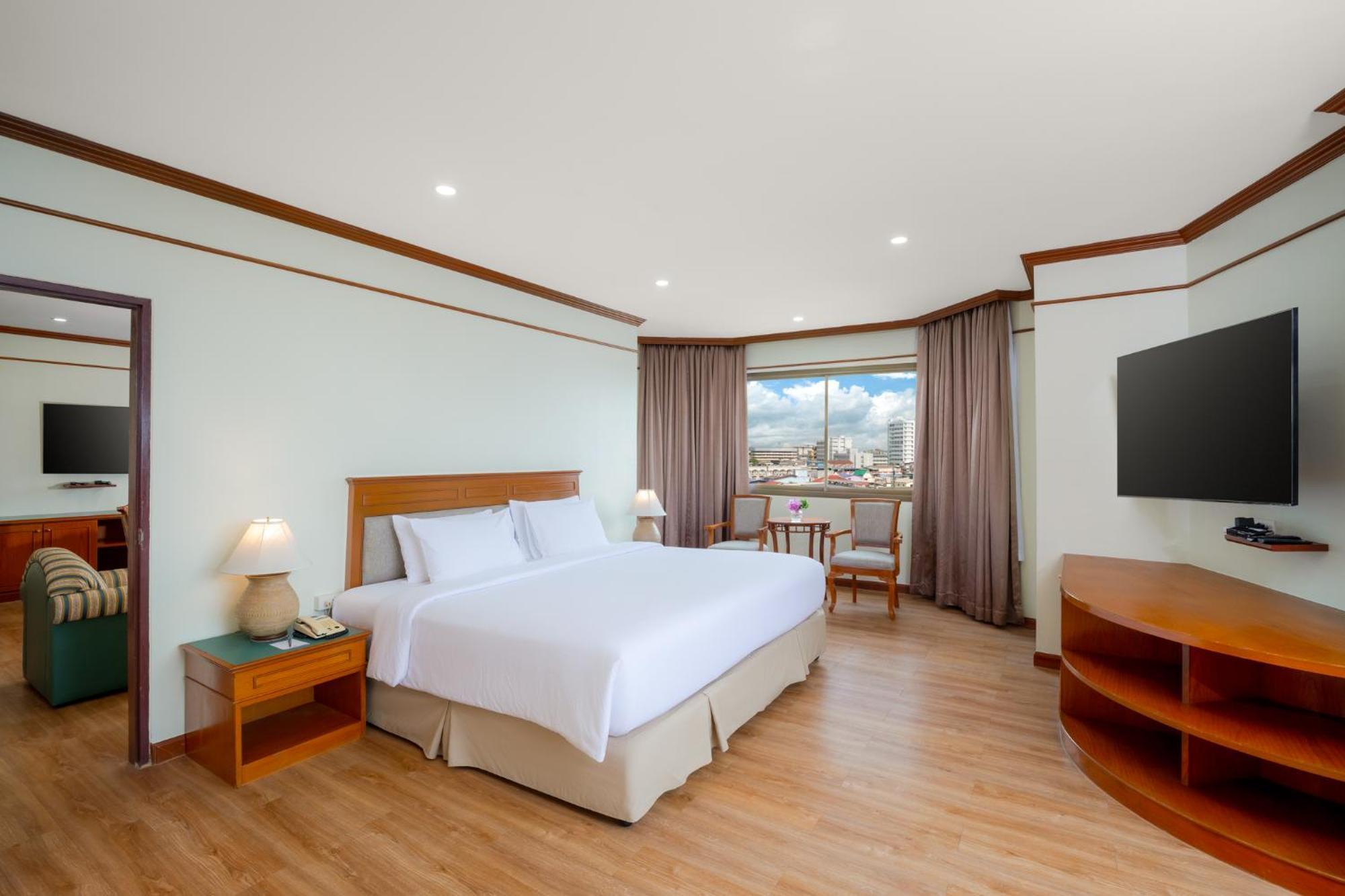 Executive Suite,1615681656:JPEG