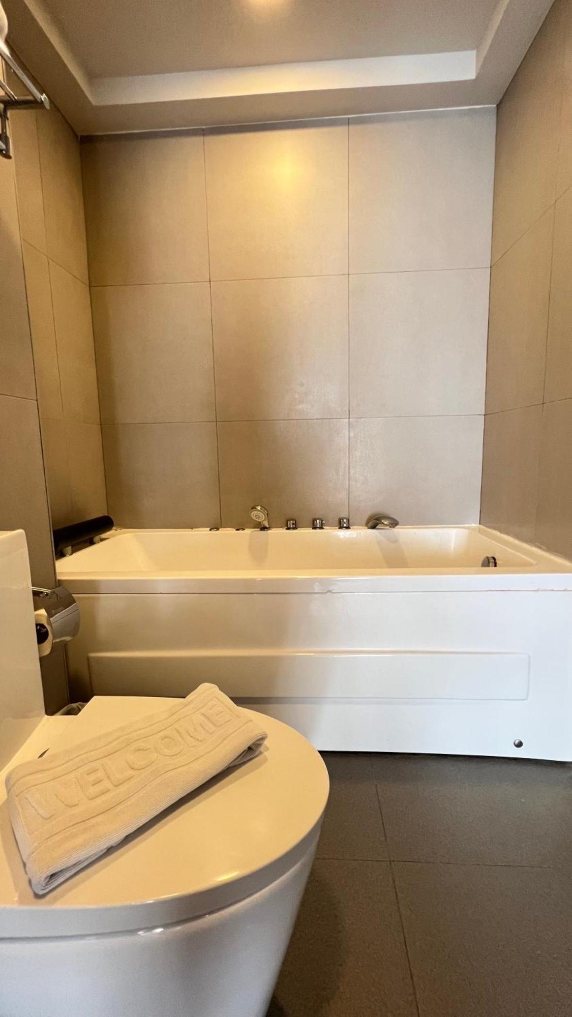 Family Room Bath,1646946438:JPEG