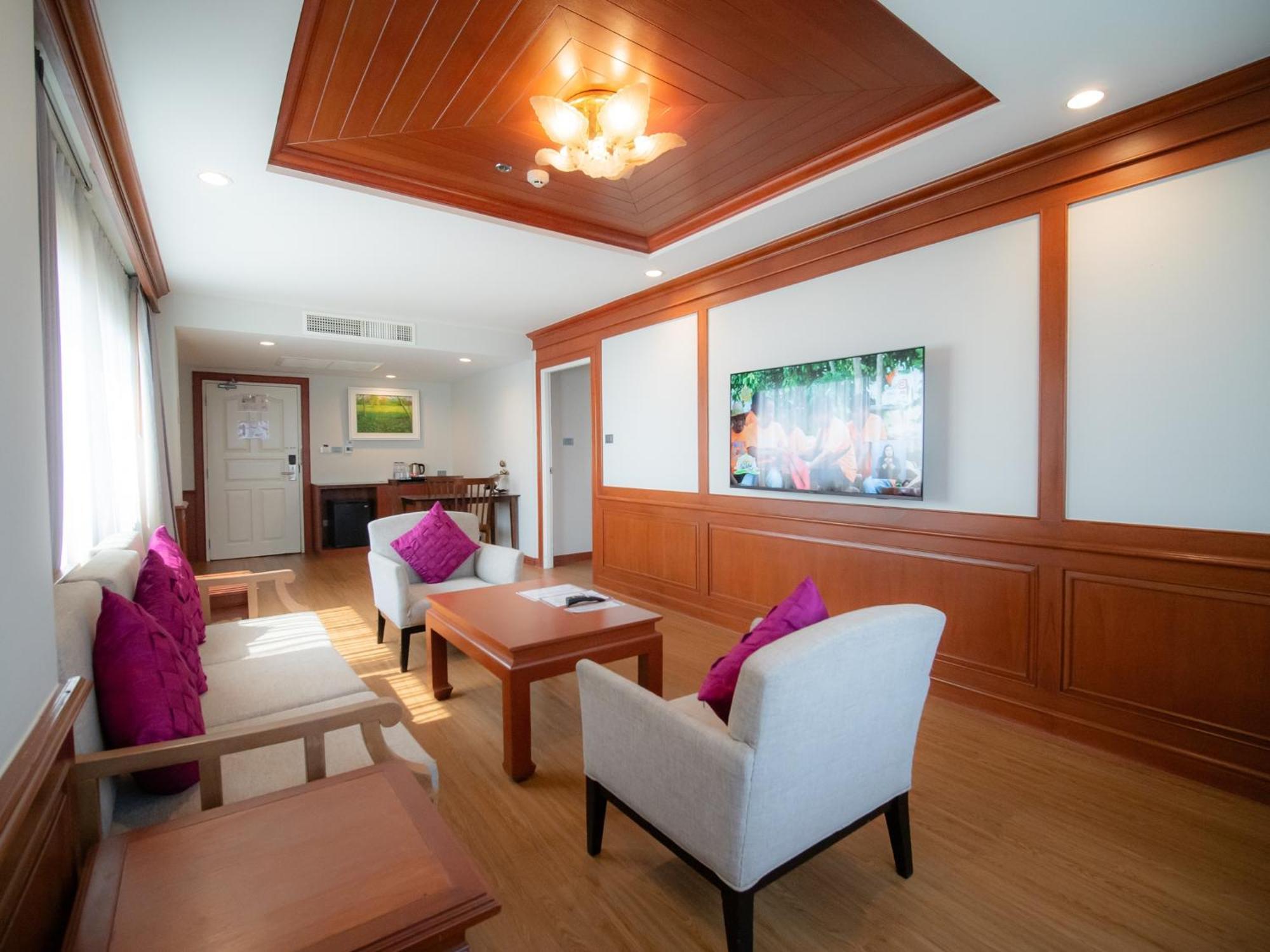 Jr. Suites River View Room