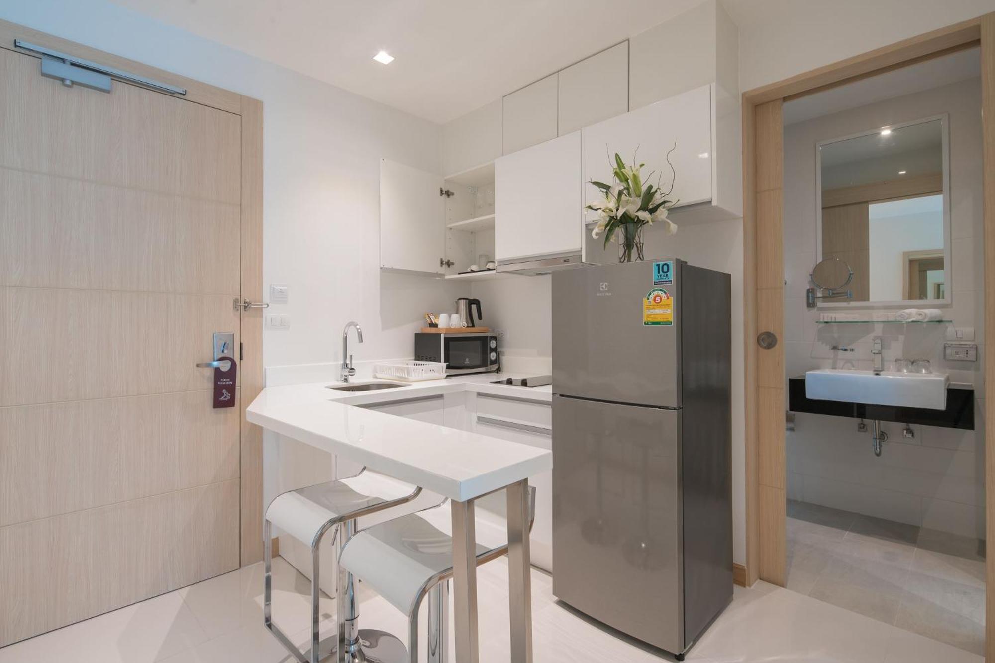 One Bedroom Suite with Partially Sea View,1676796713:JPEG