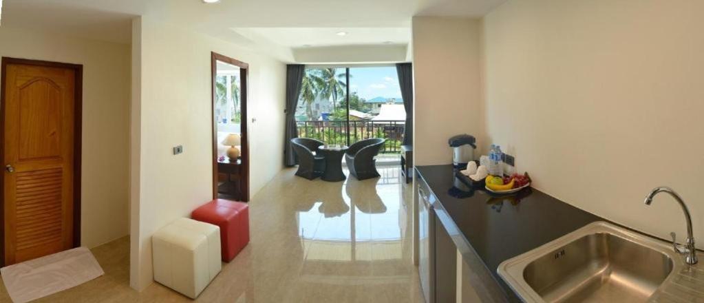 Deluxe Double Room Round Trip Airport Transfer