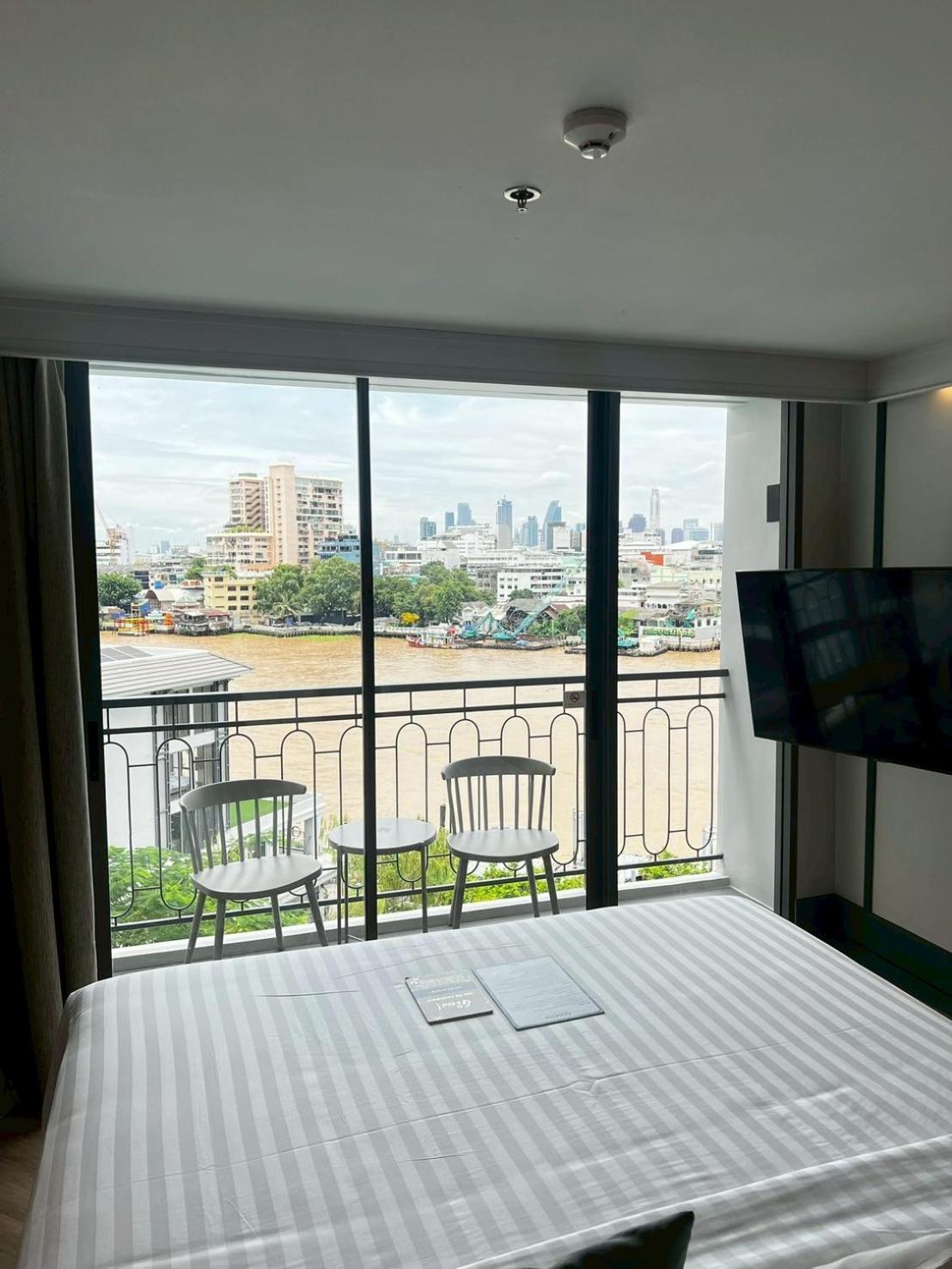 Familienzimmer mit Flussblick und Kingsize-Bett