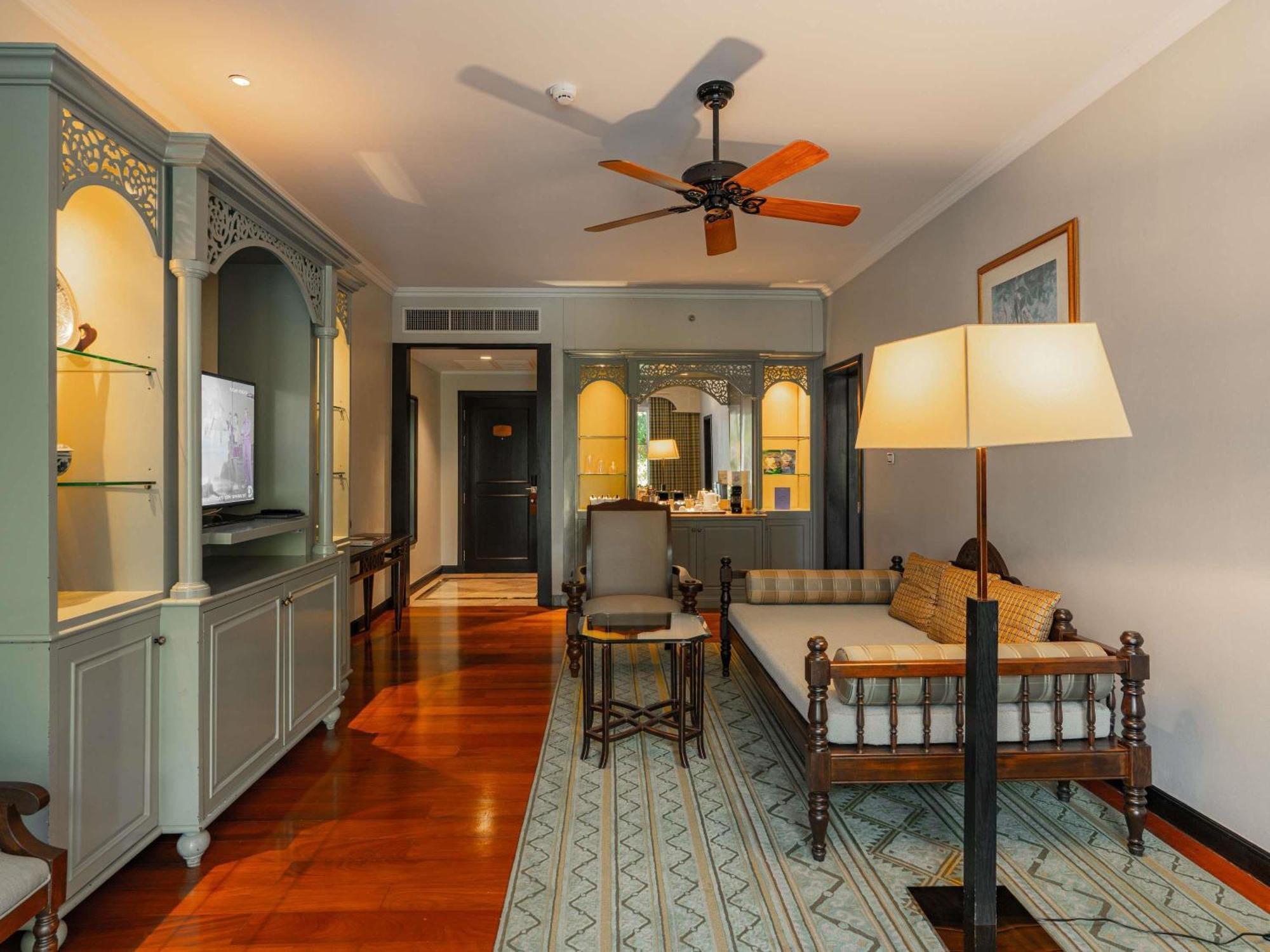 Pool Suite with King Bed and Club Access,1716998234:JPEG