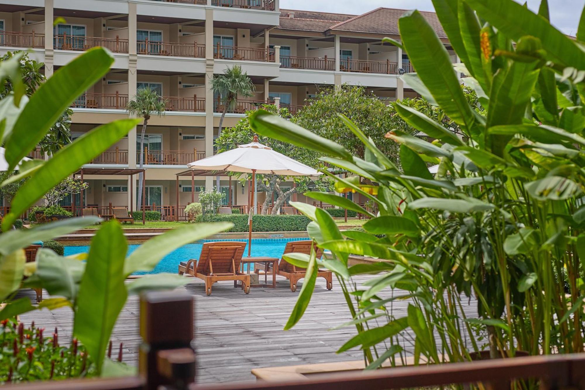Deluxe Poolside Terrace Twin