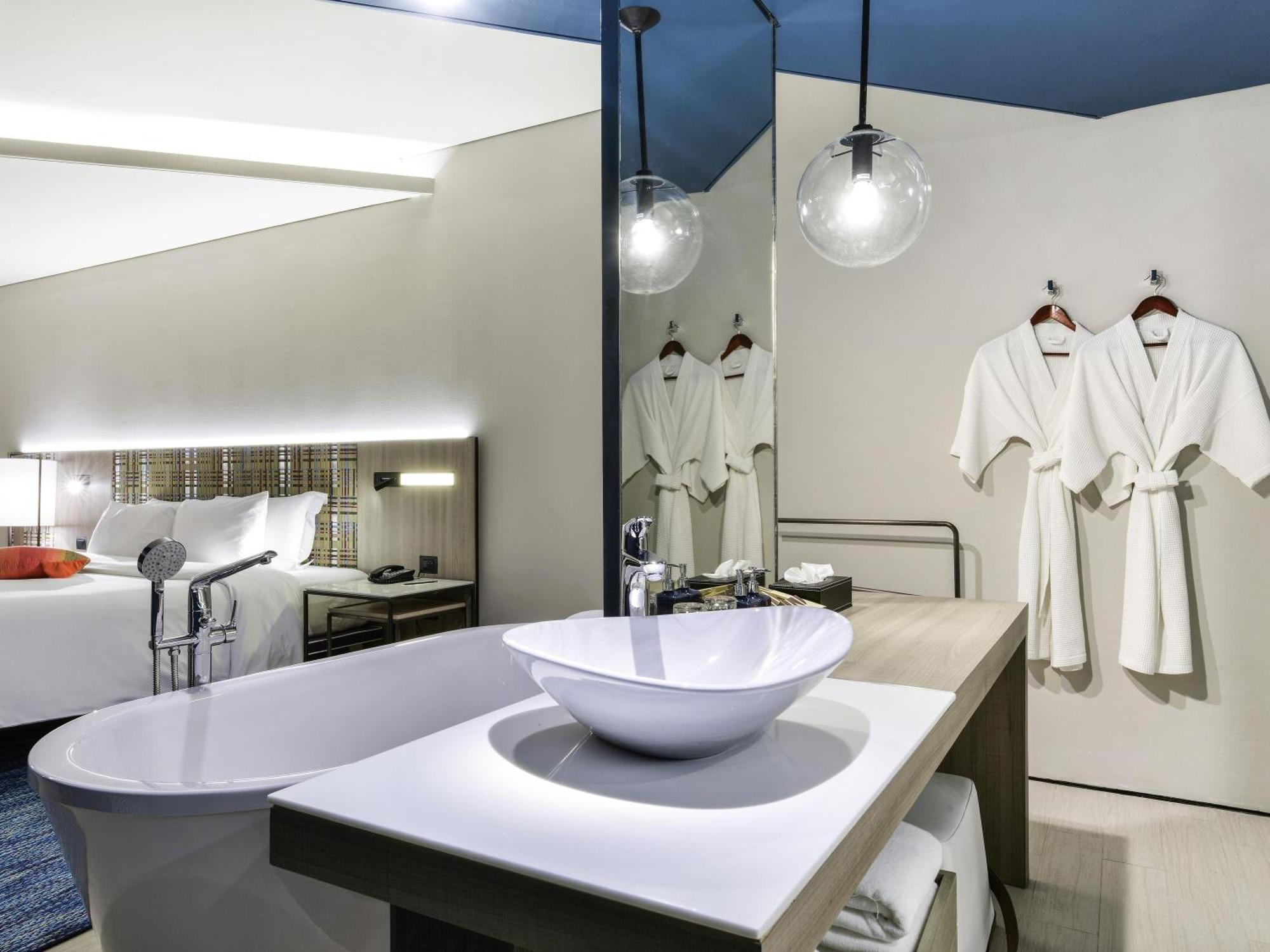 Habitación con 2 camas grandes y vistas al jardín