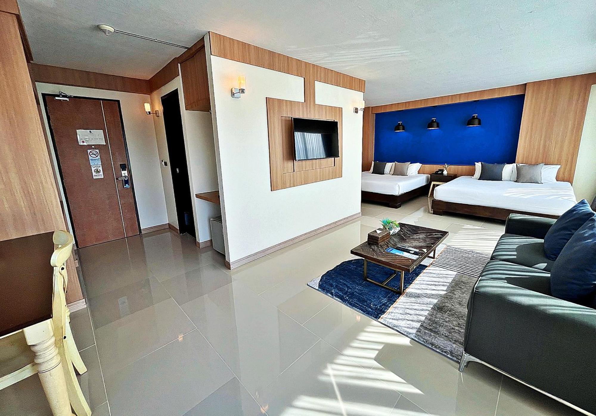 Family Room - Free Airport Shuttle