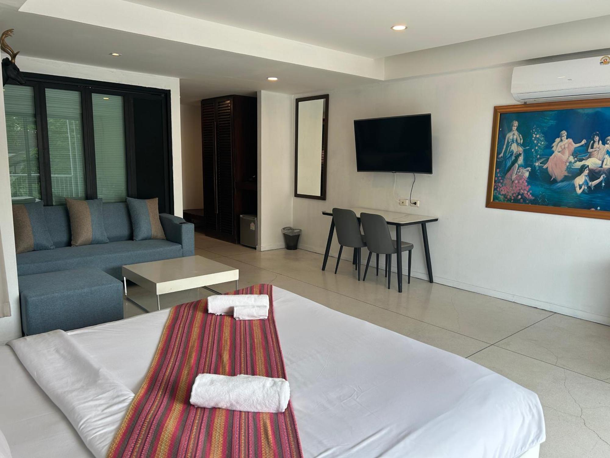 Deluxe Double Room Bath Tub
