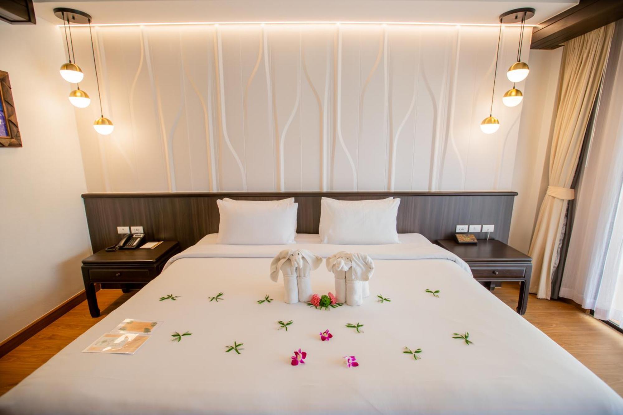 Deluxe Double or Twin Room Pool View