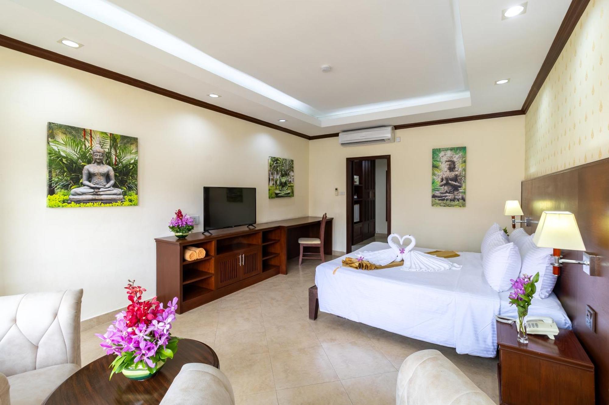 Deluxe Pool Access Room King Bed