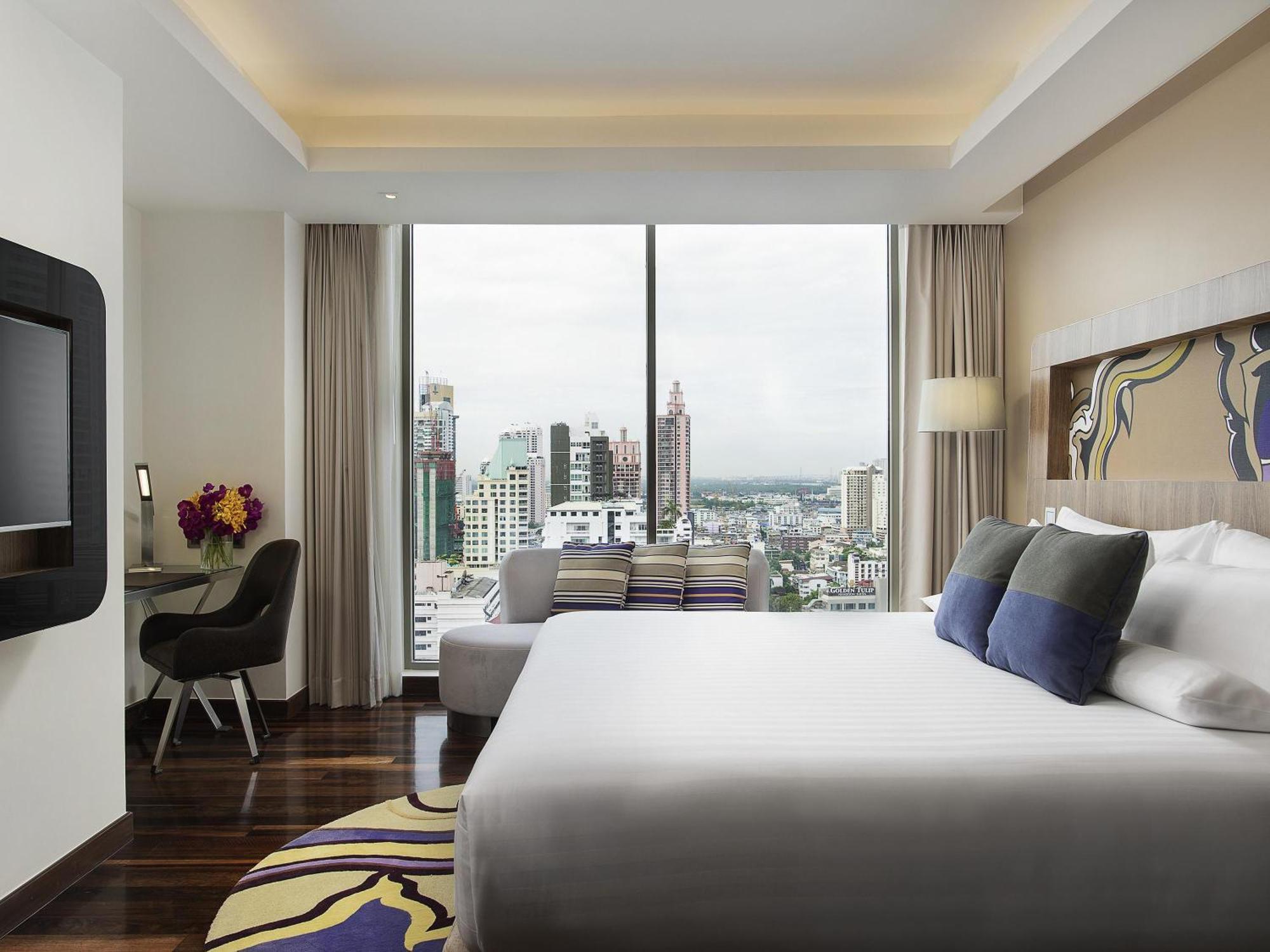 Superior King Room City View