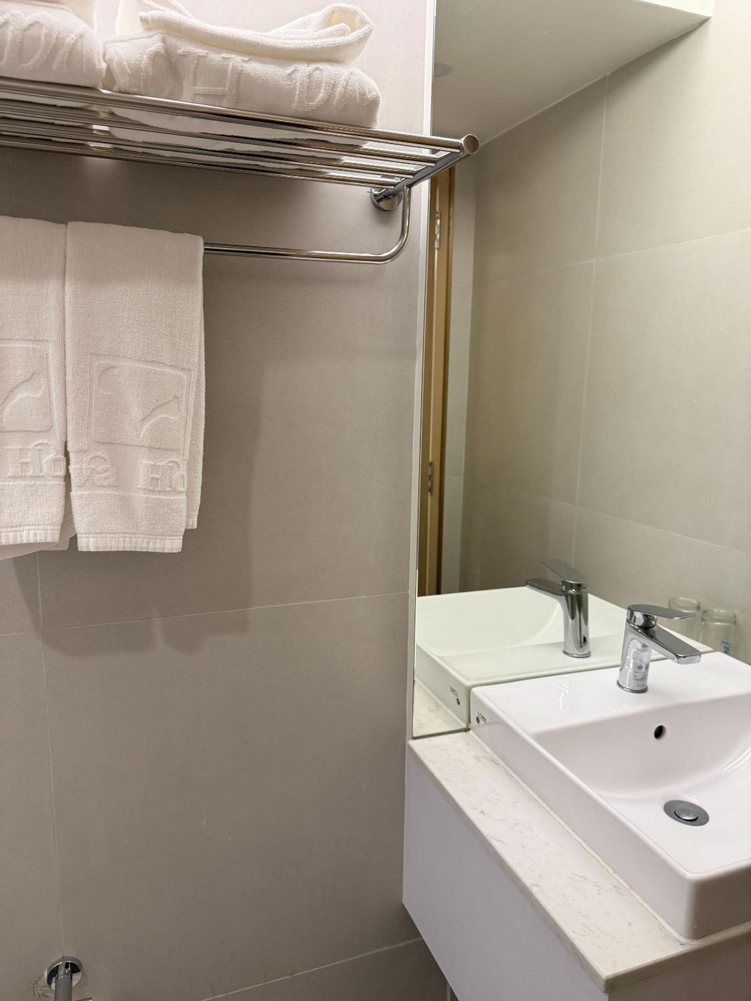 Deluxe Double Room Shower