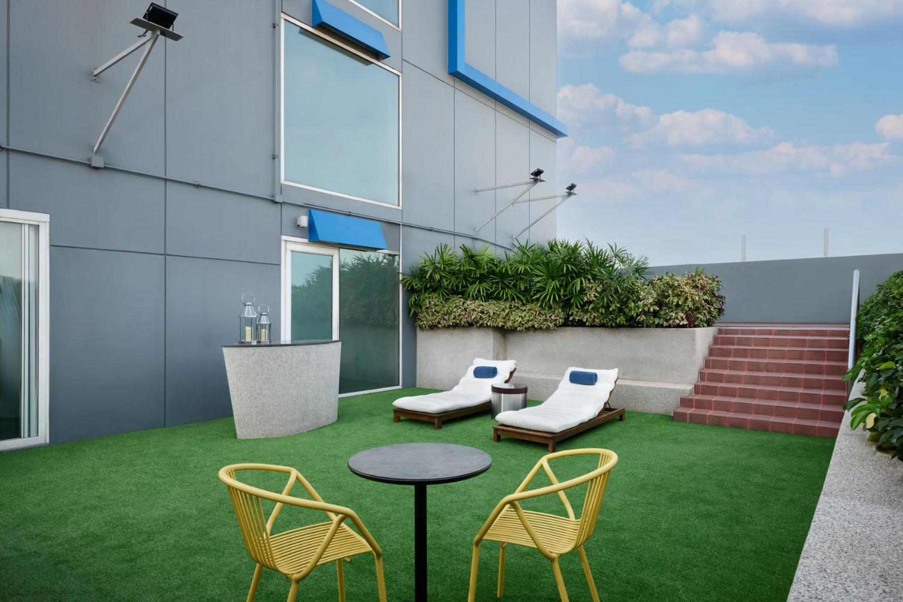 One-Bedroom Savvy King Suite City View High Floor