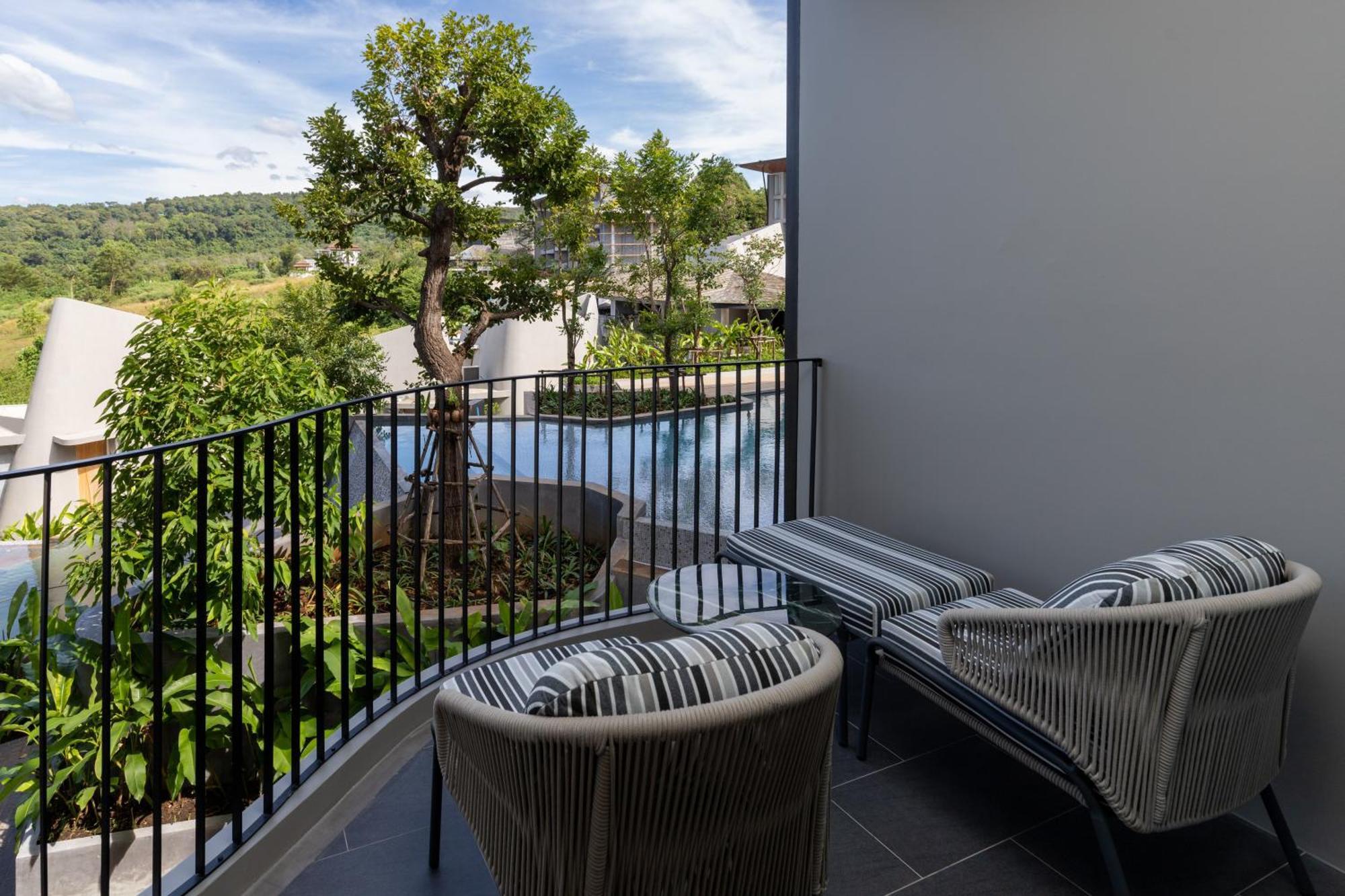 Luxe Pool View Twin