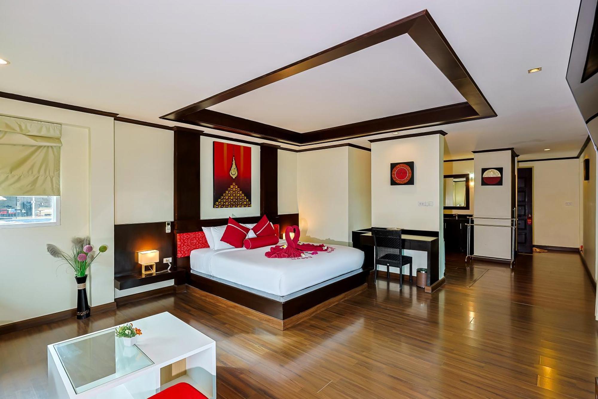 Superior Honeymoon Suite