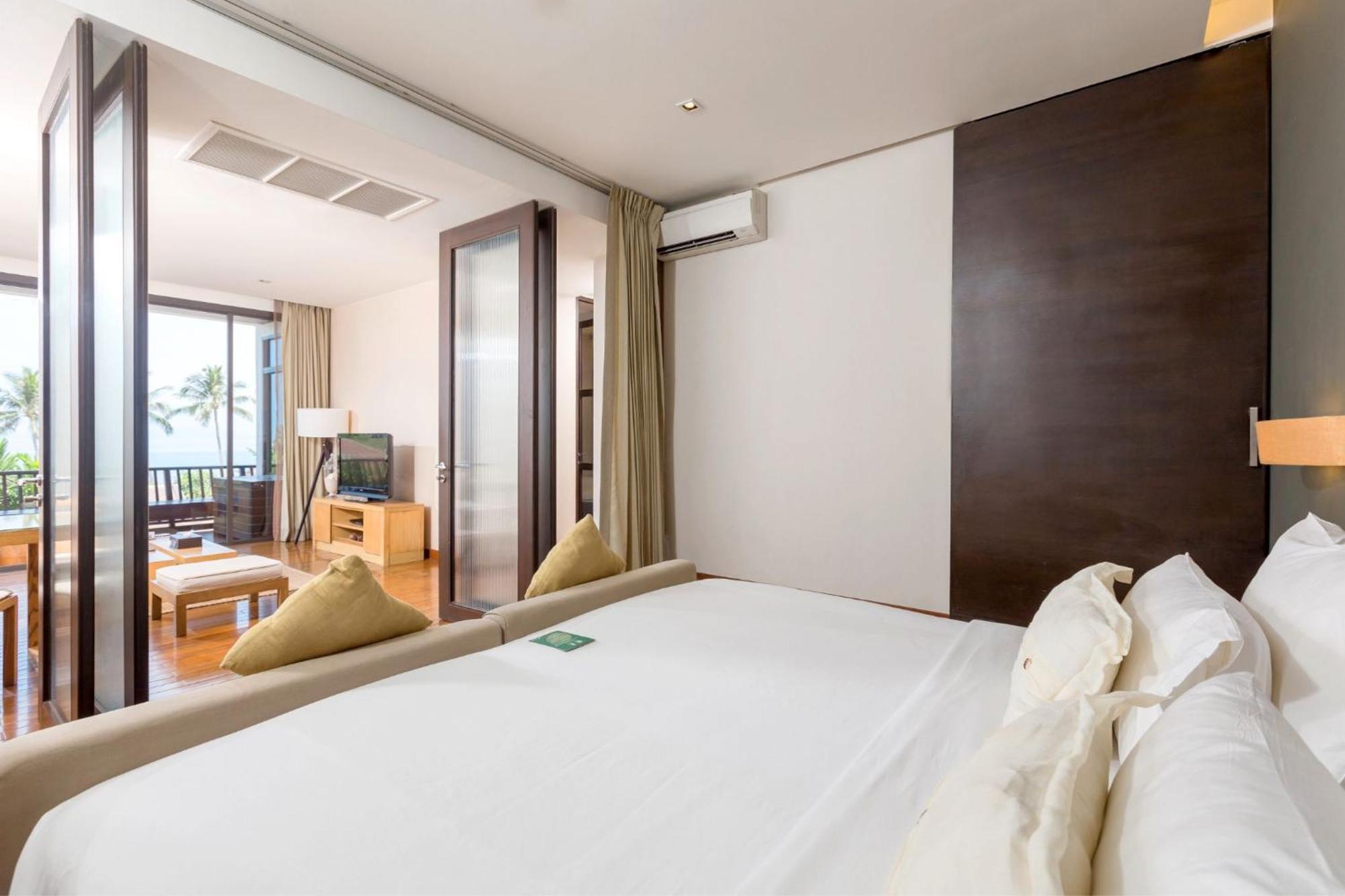 One Bedroom Deluxe Suite Sea View with Balcony and Free Minibar