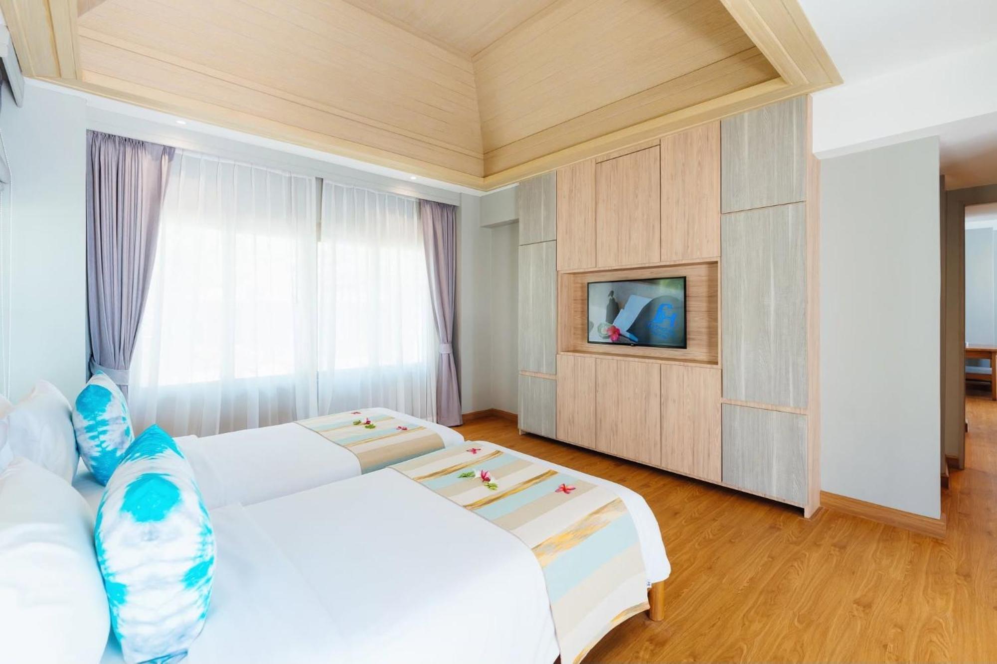 2 Bedrooms Beachfront Pool Villa