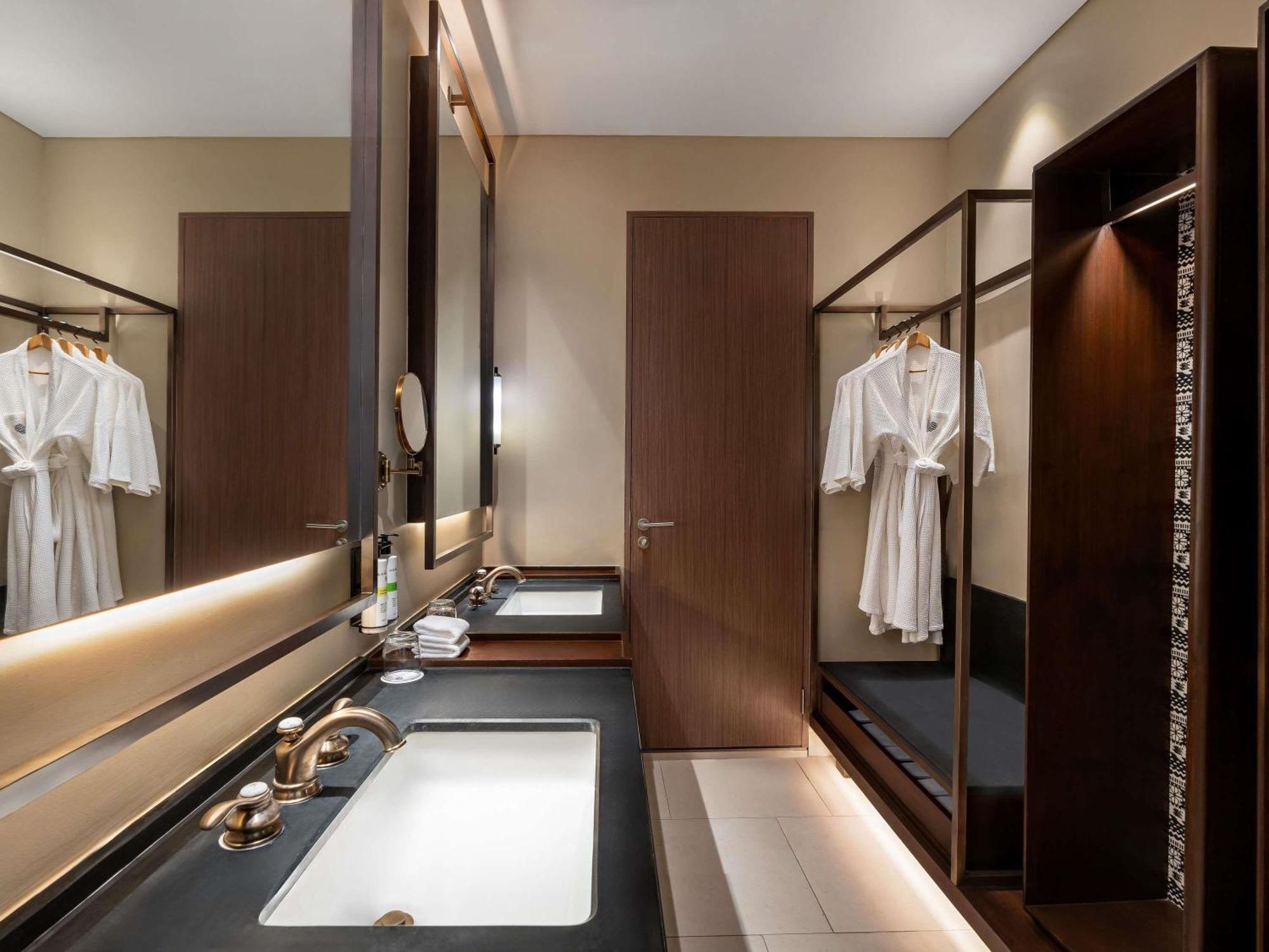 Family Suite with One King Bed and Two Single Beds - Sea View