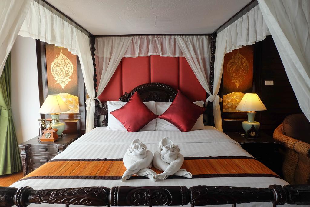 Junior Suite Lanna mit Kingsize-Bett und Whirlpool-Badewanne
