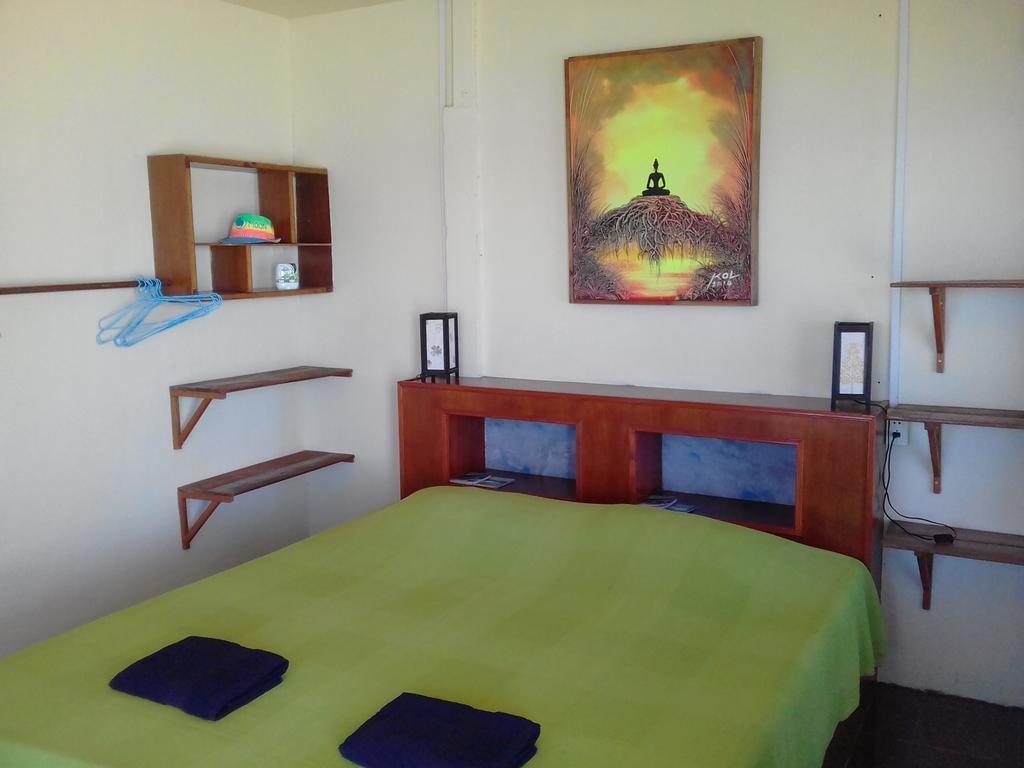 Zimmer mit Kingsize-Bett und Meerblick
