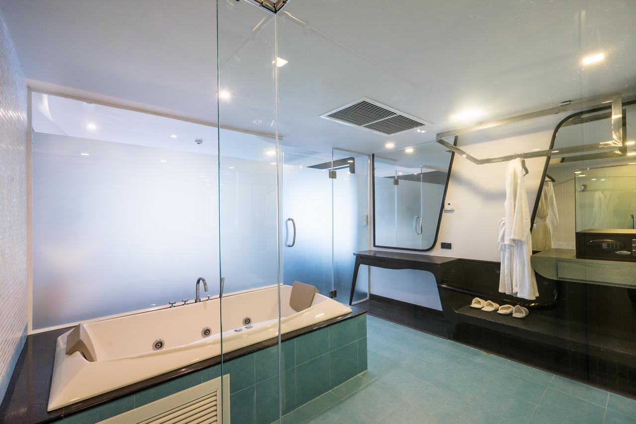 Queen Suite with Spa Bath