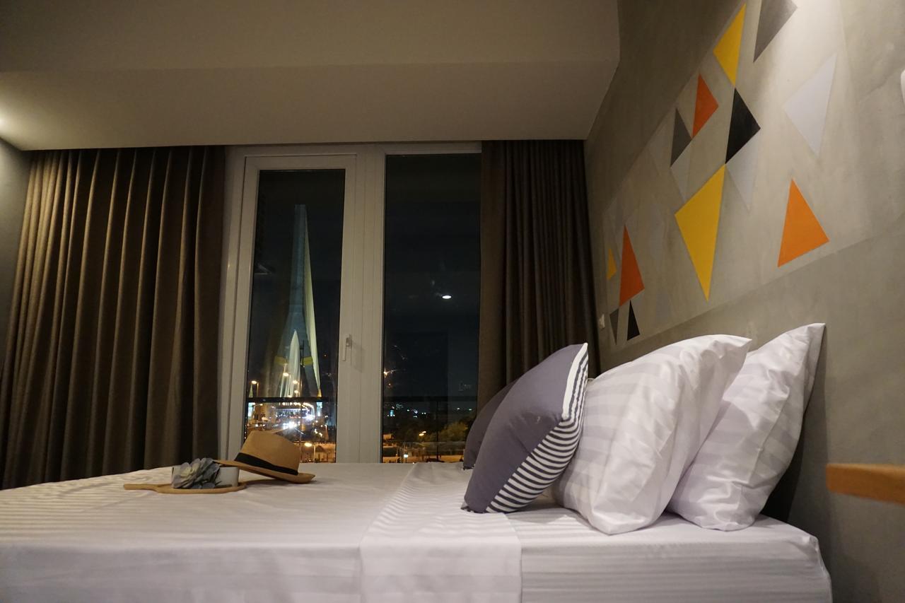 Habitación Superior con cama extragrande y vistas al puente de Rama VIII