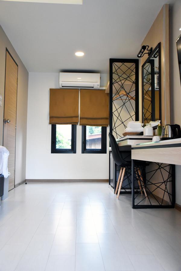 Quarto com 2 Camas de Solteiro e Banheiro Privativo
