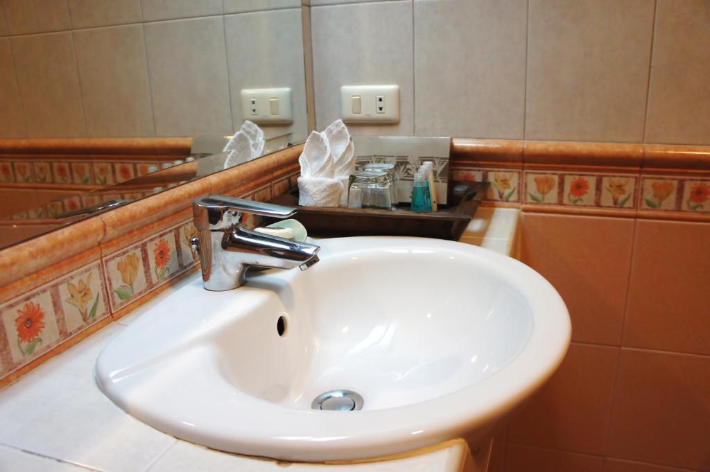 Contemporary Deluxe Double or Twin Room,63243994:JPEG