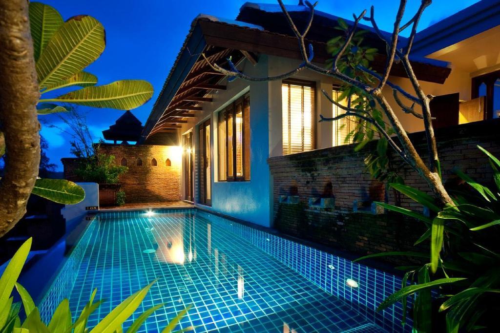 Villa avec Piscine et Vue sur le Jardin
