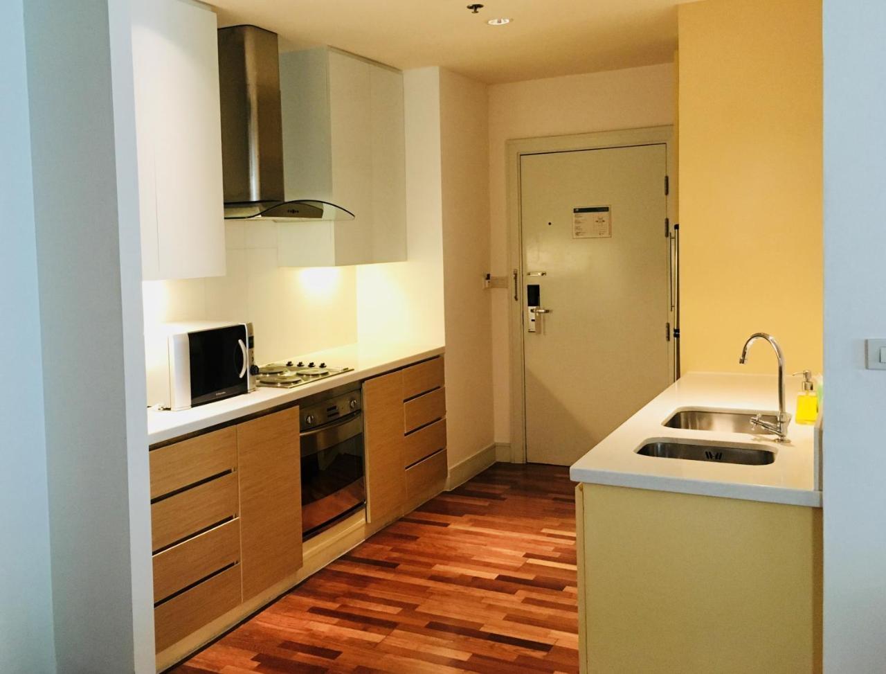 Deluxe One-Bedroom Apartment