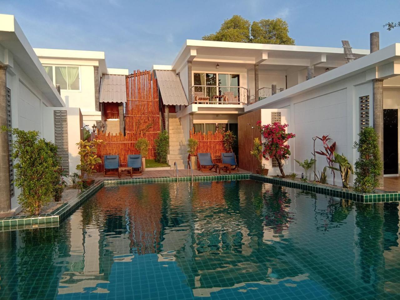 Villa avec Piscine Commune - Vue sur Mer