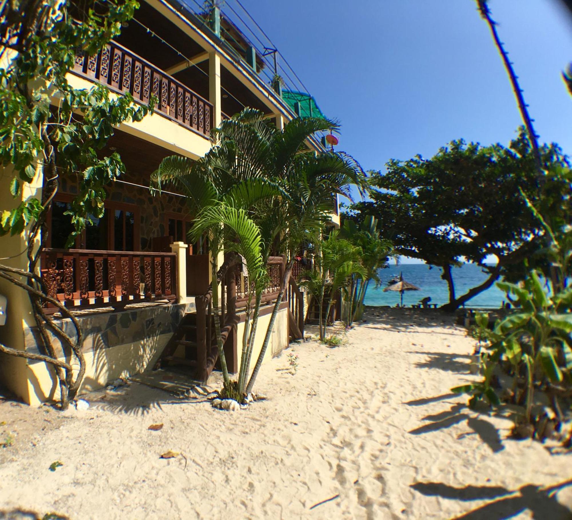 Beachside Family Room with Air conditioning