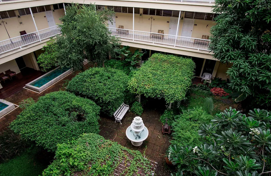 Feung Nakorn Balcony Rooms And Cafe-1