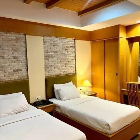 The Rich Hotel-3