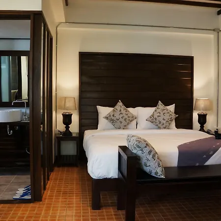 Kampaeng Ngam Hotel - Steps To Night Bazaar & Old City-2