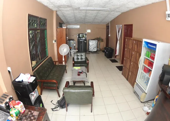 Sharky'S Hostel
